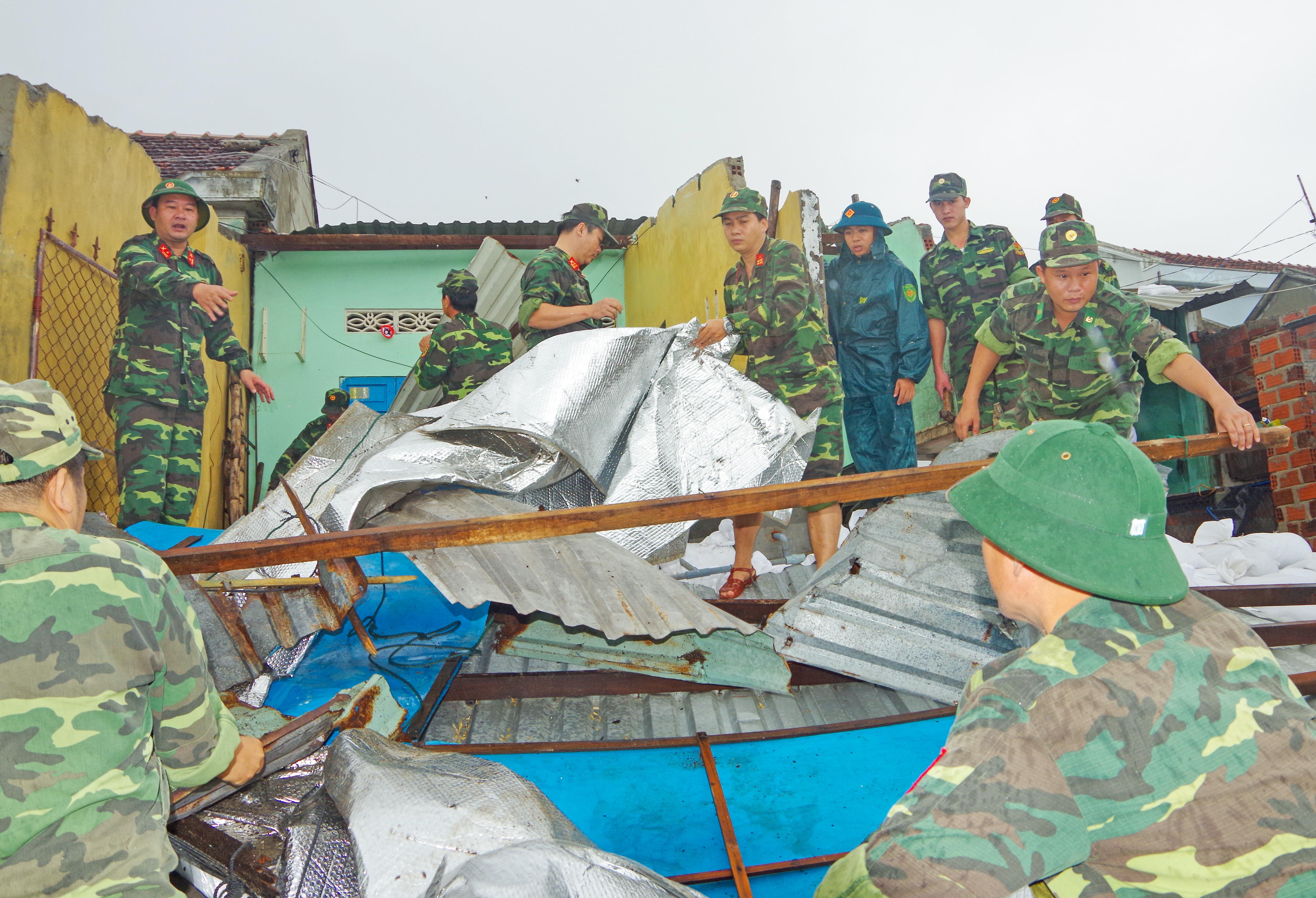Quân-dân đồng lòng chống bão